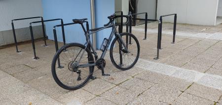 Stojala za kolesa pred Športno dvorano Sežana, Vir: Arhiv Občine Sežana